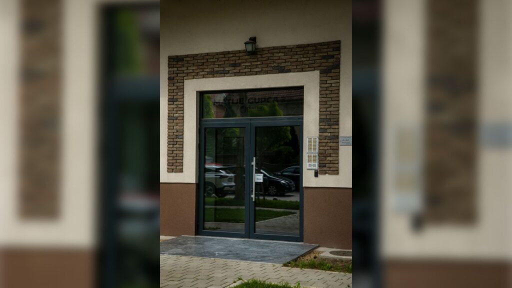 Crna vrata za ulazak u zgradu