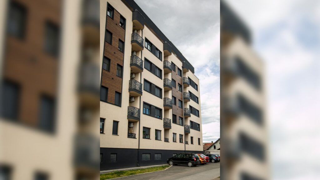 Terase i crni prozori na zgradi